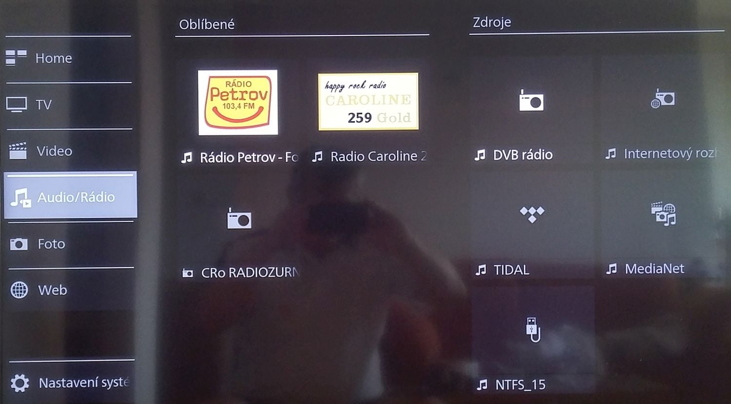 Multimédia - muzika a rozhlasové stanice, včetně těch internetových a streamování muziky Tidal.