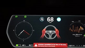 Náhledový obrázek - Tesla Autopilot je přísnější na řidiče, kteří nedrží volant. Vypne se