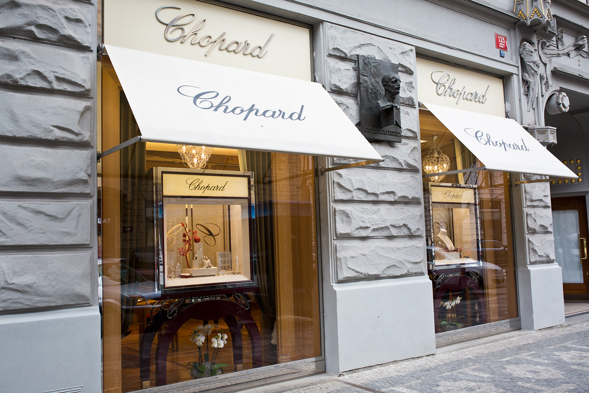 Výlohy v Pařížské ulici v Praze