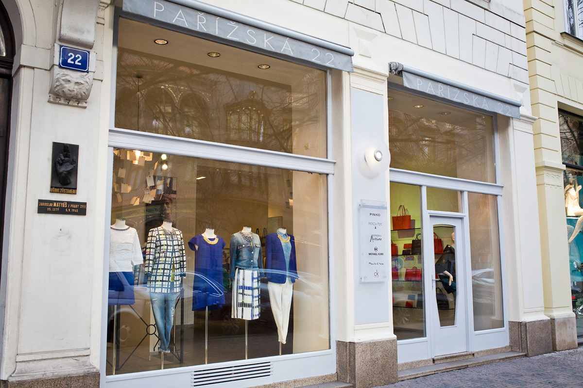 Výlohy v Pařížské ulici v Praze