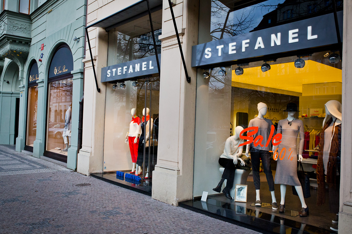 Výlohy v Pařížské ulici v Praze