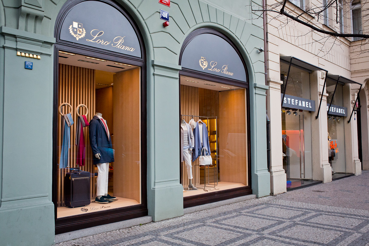 Výlohy v Pařížské ulici v Praze