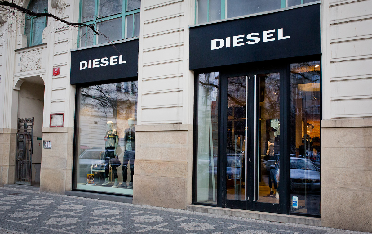 Výlohy v Pařížské ulici v Praze