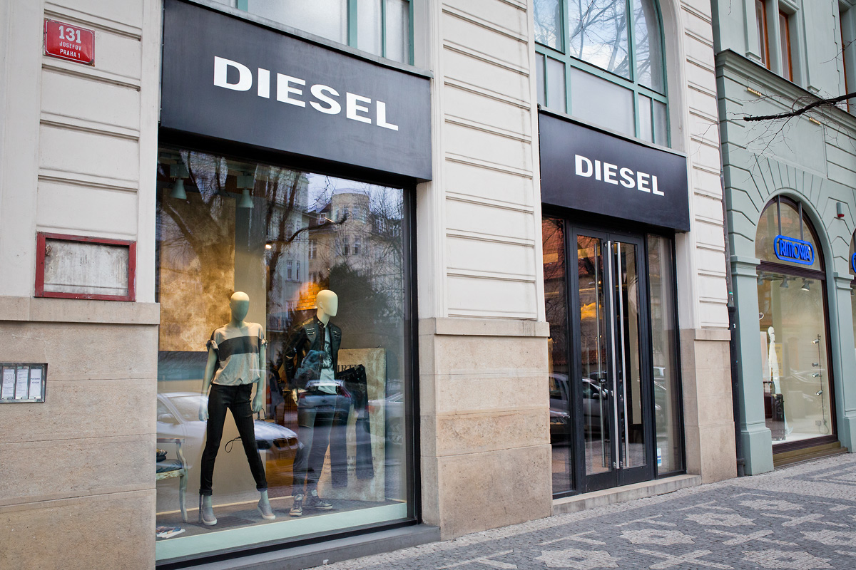 Výlohy v Pařížské ulici v Praze