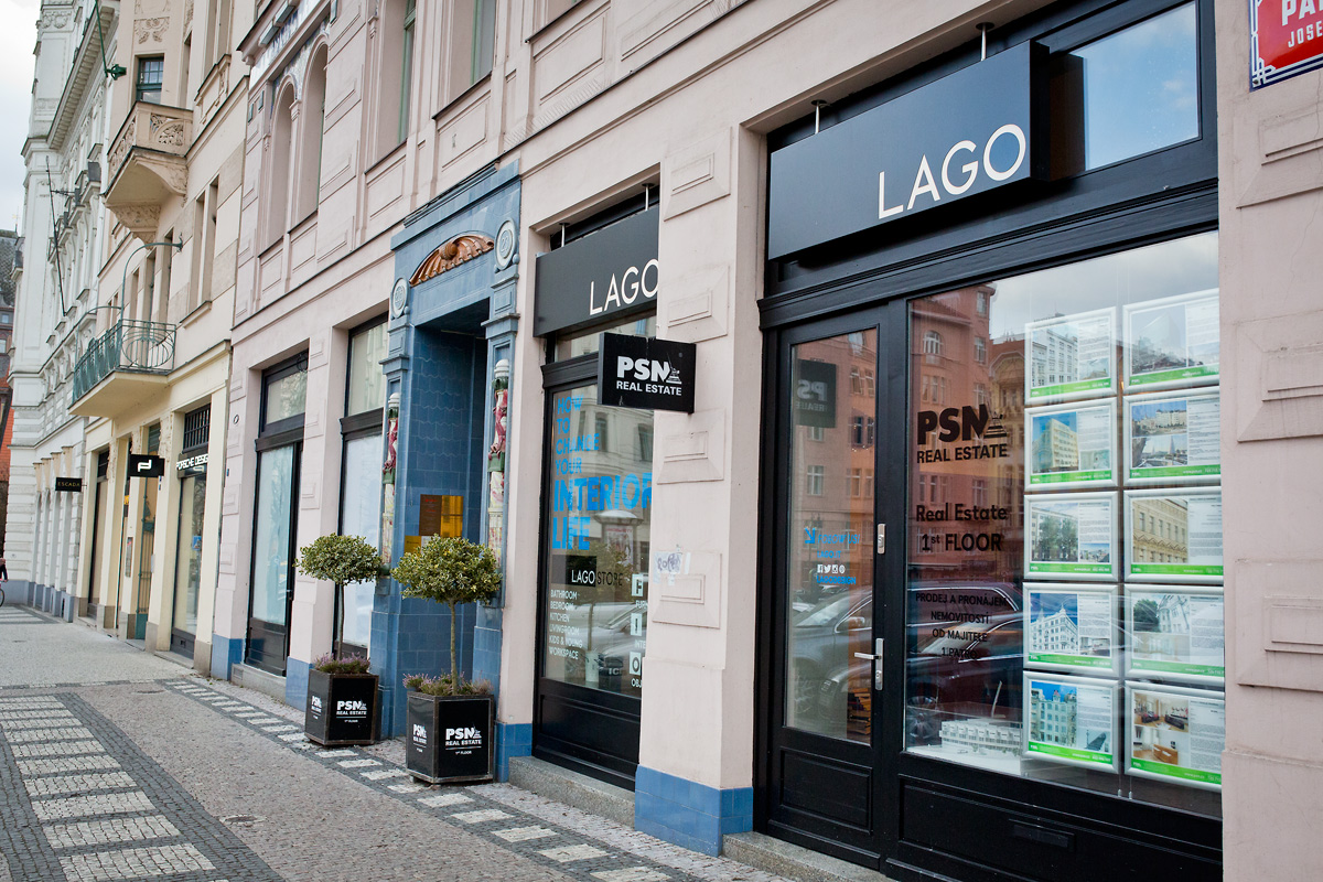 Výlohy v Pařížské ulici v Praze