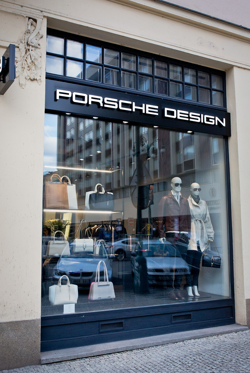 Výlohy v Pařížské ulici v Praze