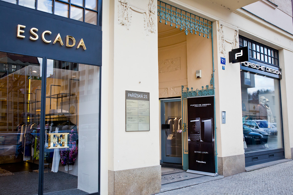 Výlohy v Pařížské ulici v Praze