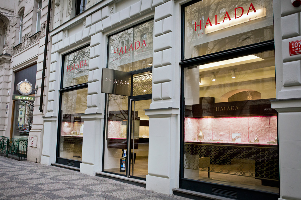 Výlohy v Pařížské ulici v Praze