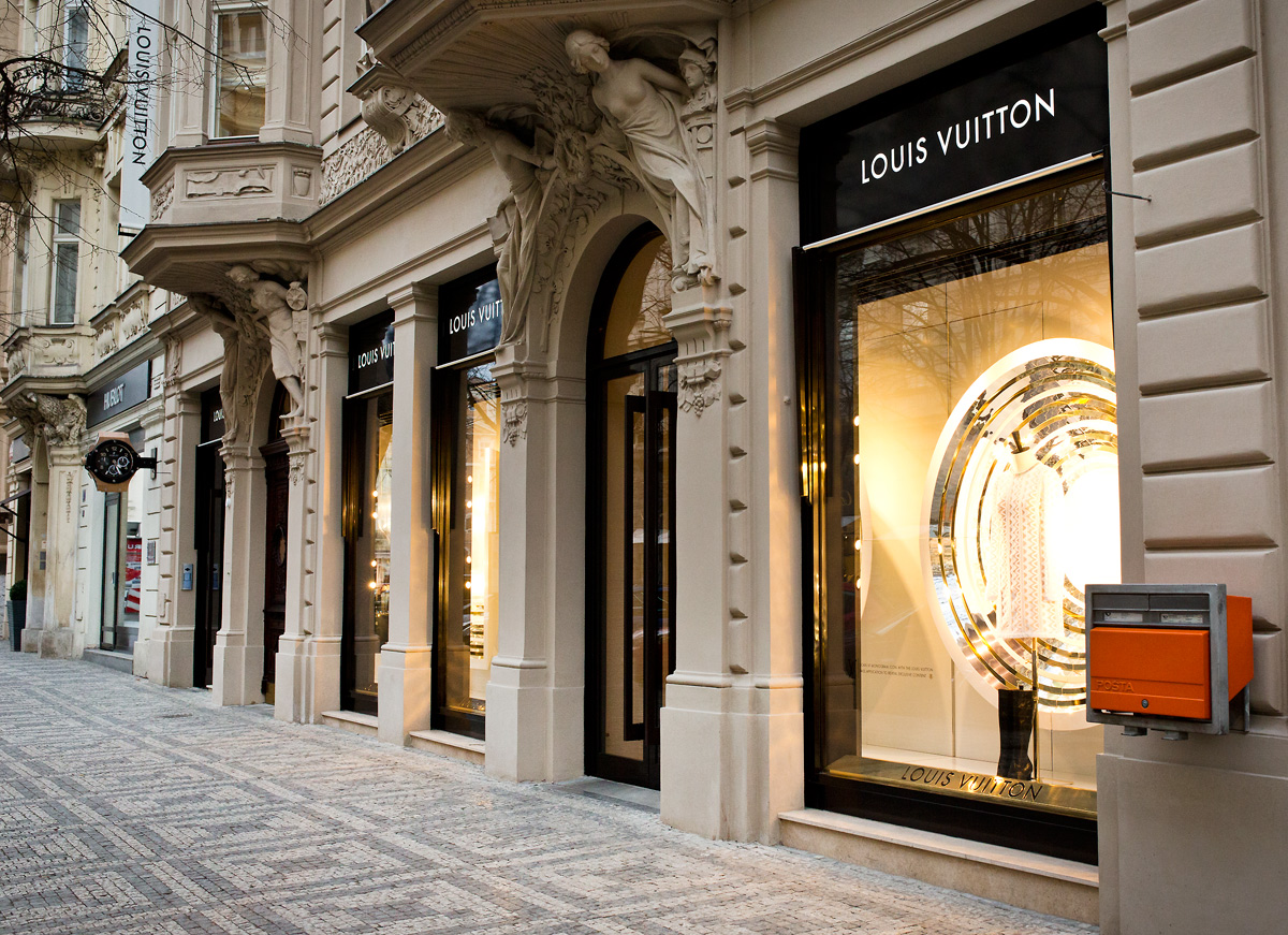 Výlohy v Pařížské ulici v Praze