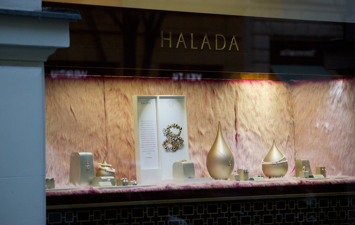 Výlohy v Pařížské ulici v Praze