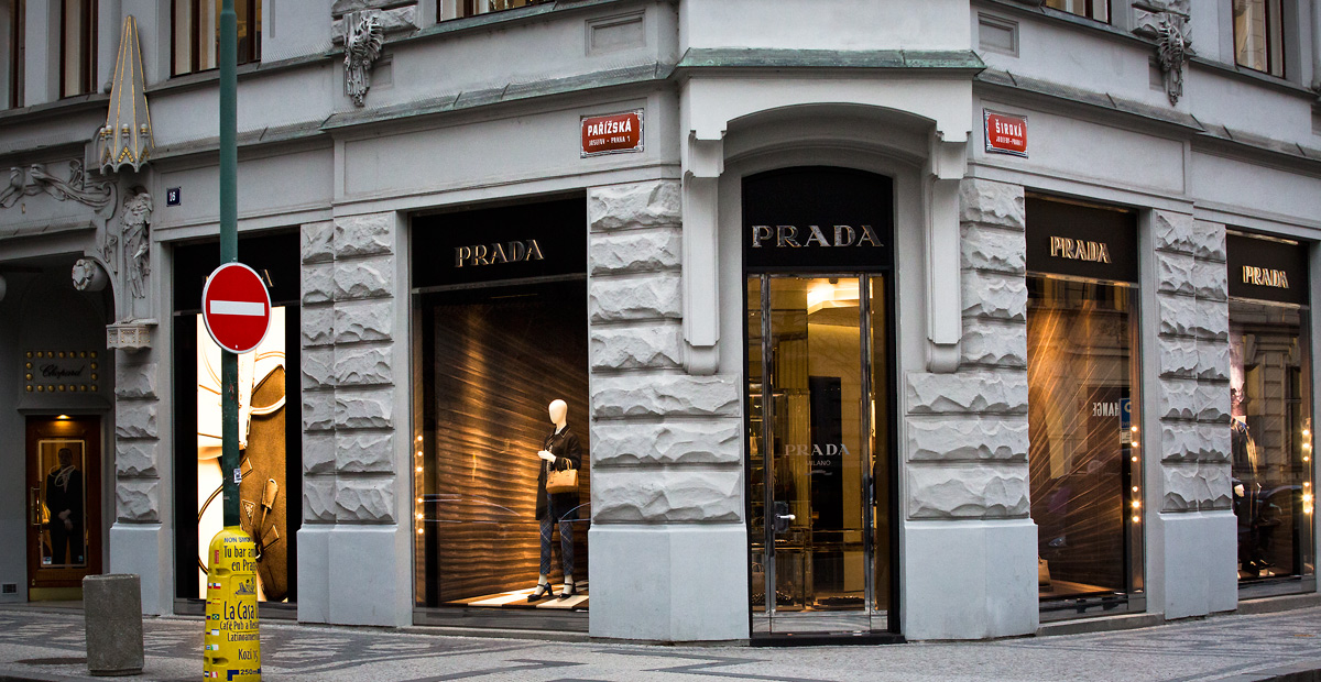 Výlohy v Pařížské ulici v Praze