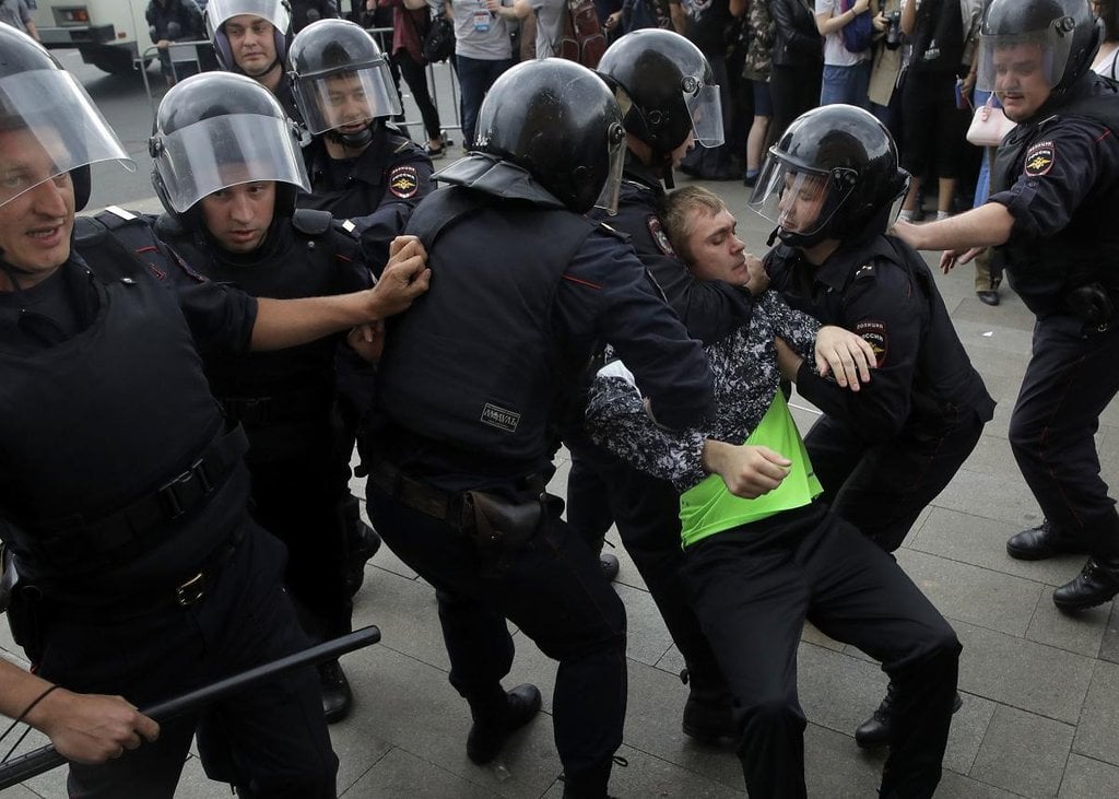 2011-06-zc3a1sah-ruskc3a9-policie-proti-demonstrantc5afm-v-moskv