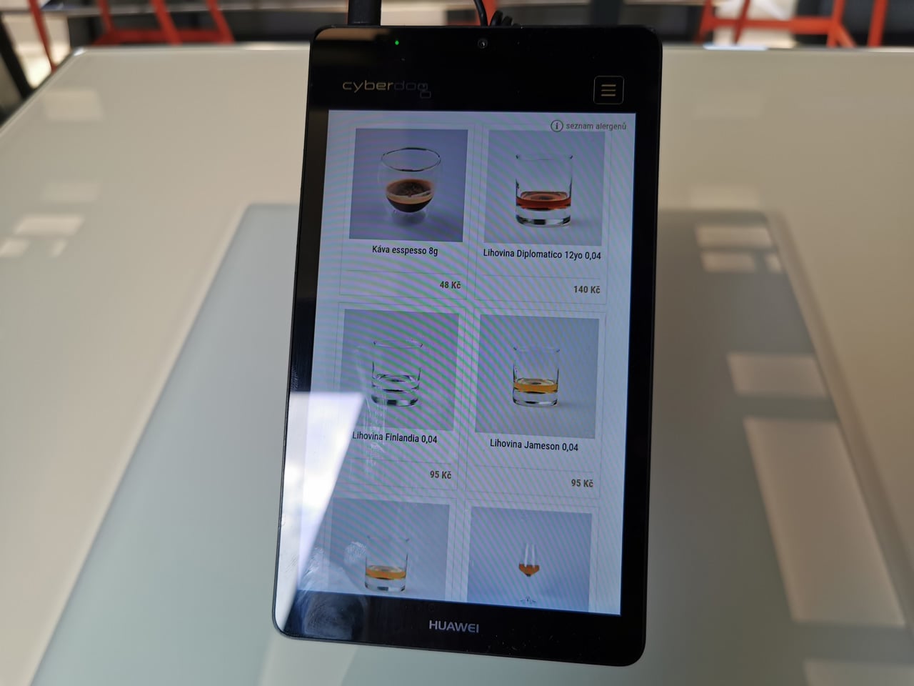 Cyberdog: robotická vinárna v Praze v Nových Butovicích