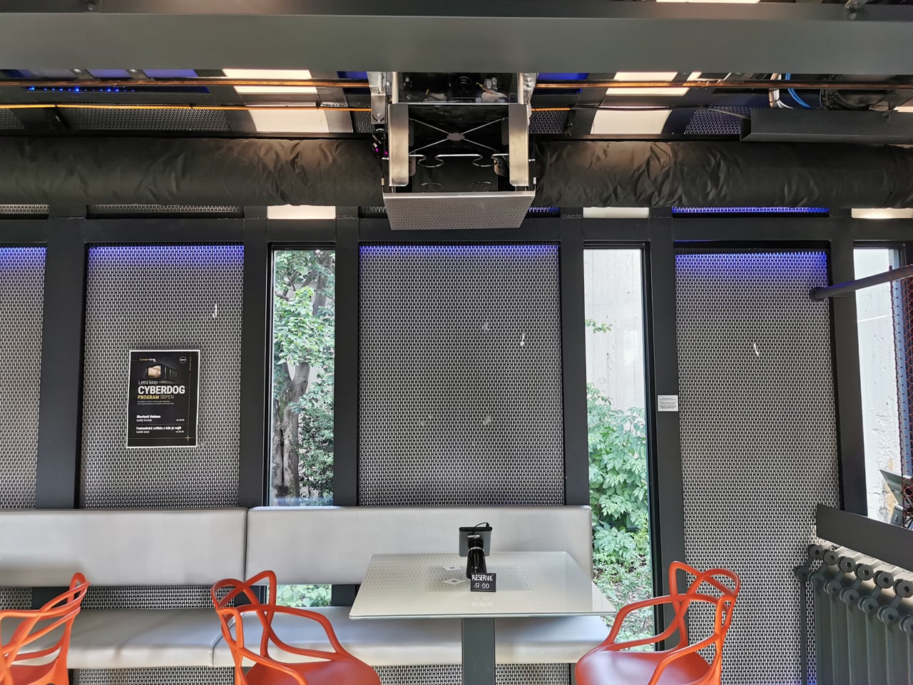 Cyberdog: robotická vinárna v Praze v Nových Butovicích