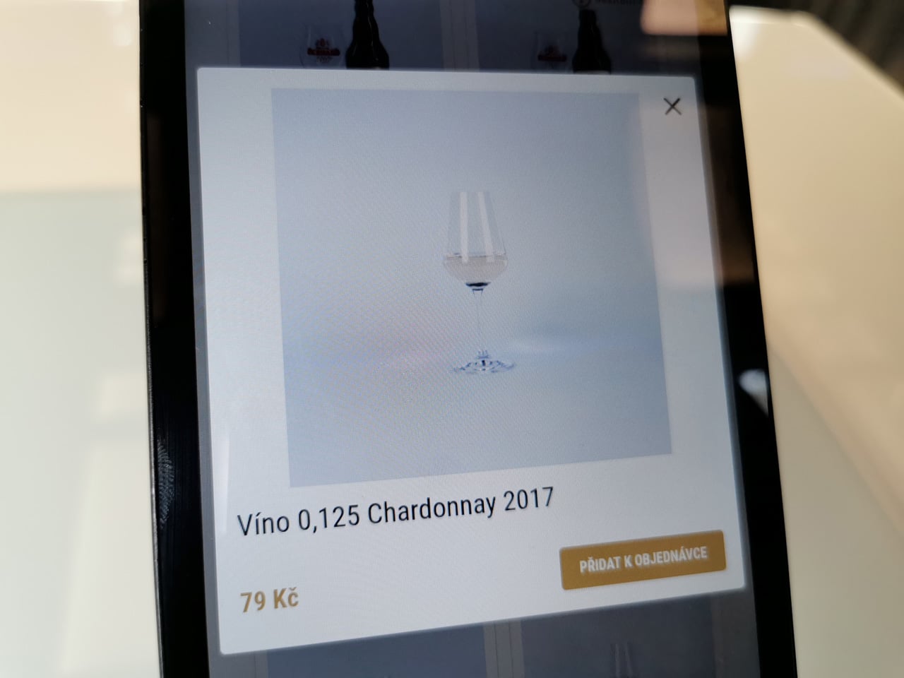 Cyberdog: robotická vinárna v Praze v Nových Butovicích