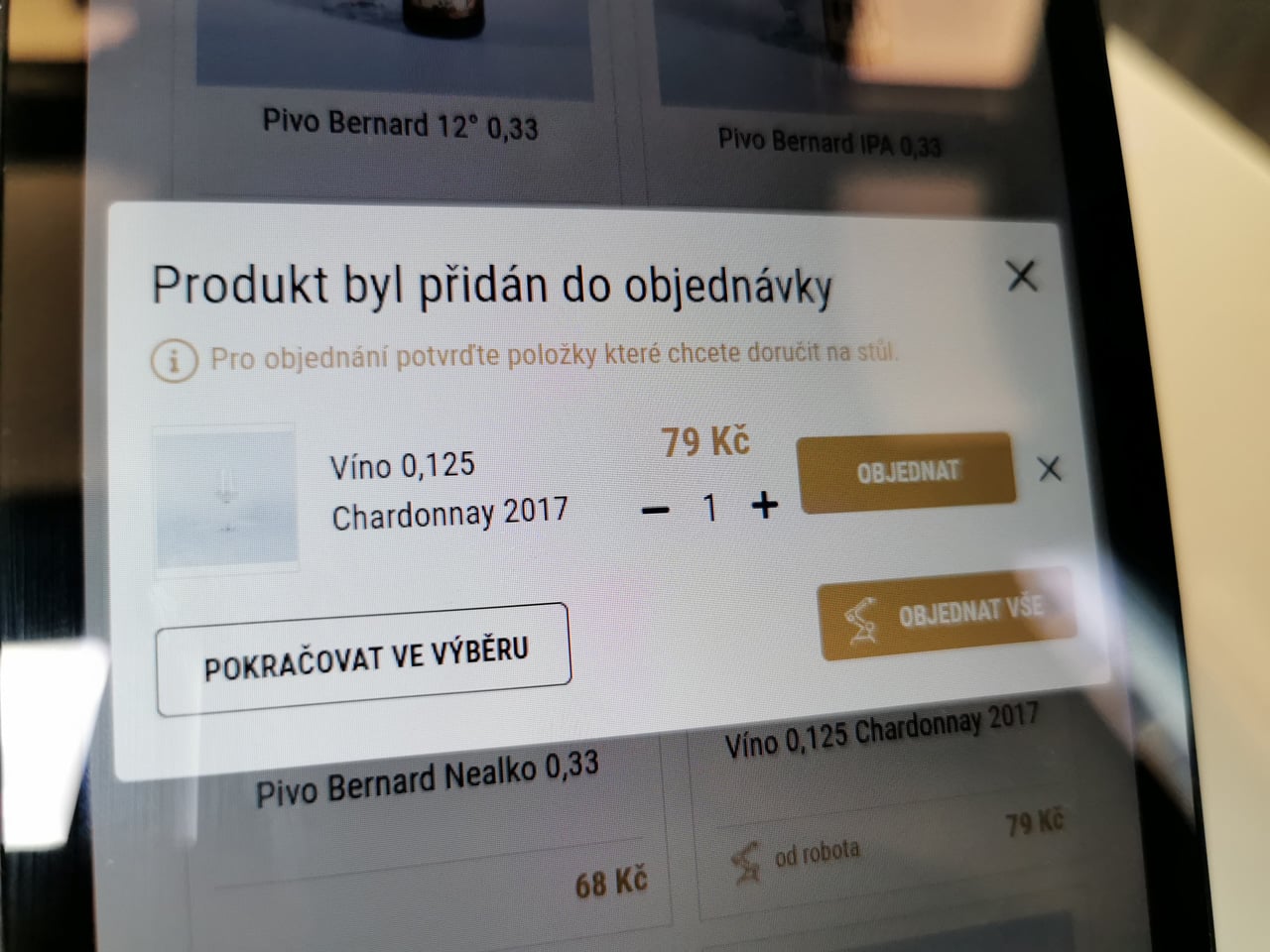 Cyberdog: robotická vinárna v Praze v Nových Butovicích