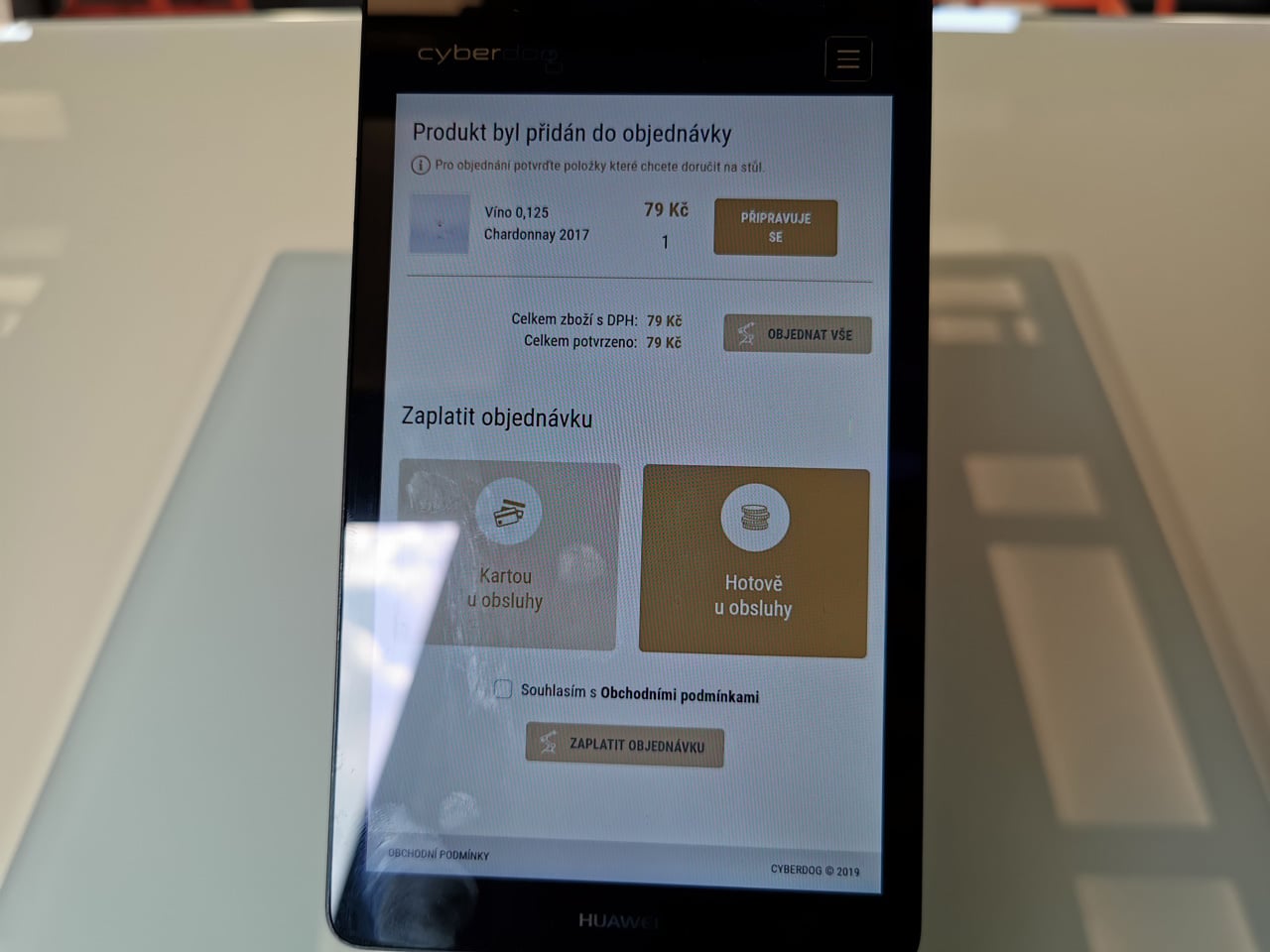 Cyberdog: robotická vinárna v Praze v Nových Butovicích