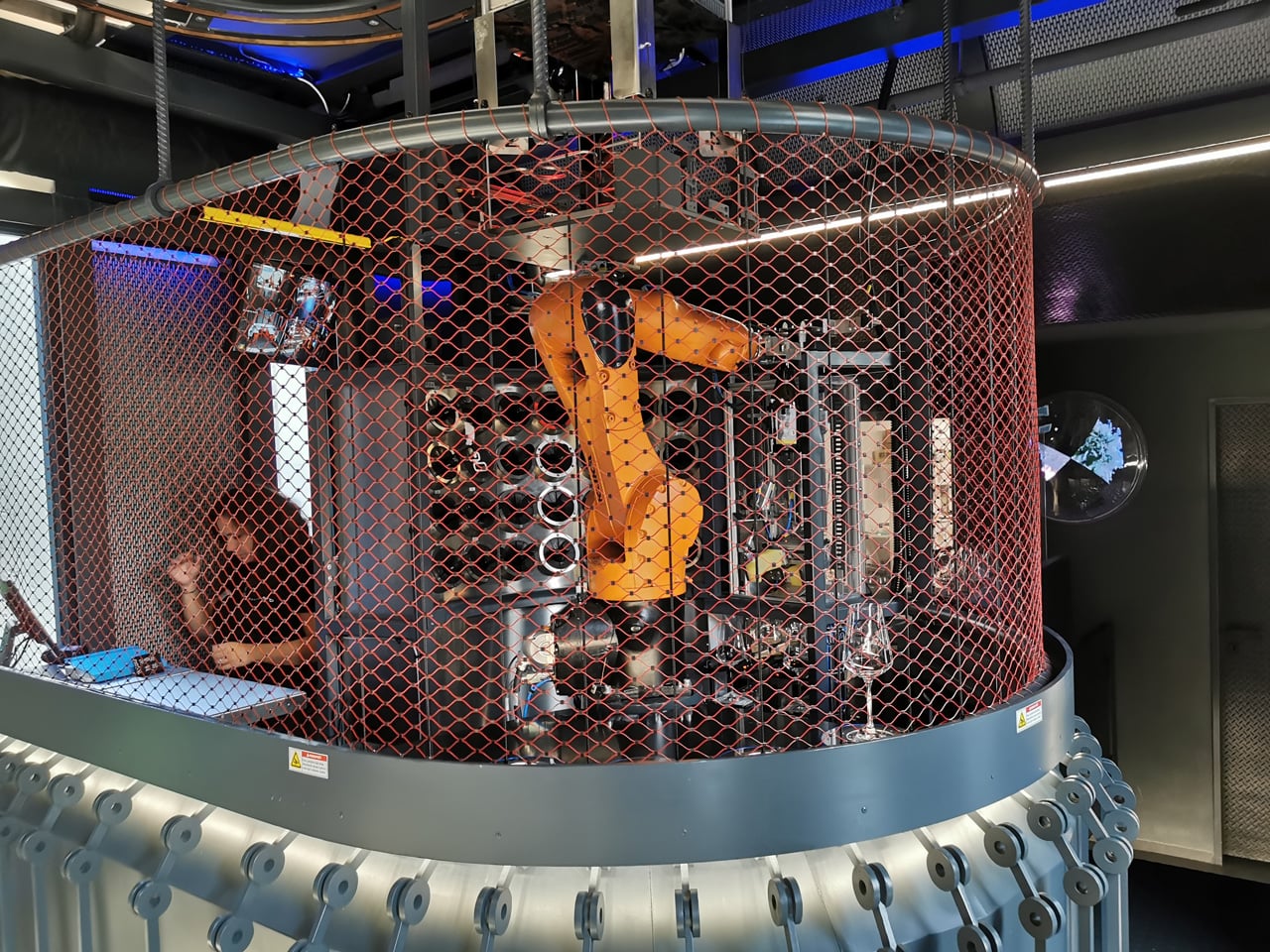 Cyberdog: robotická vinárna v Praze v Nových Butovicích