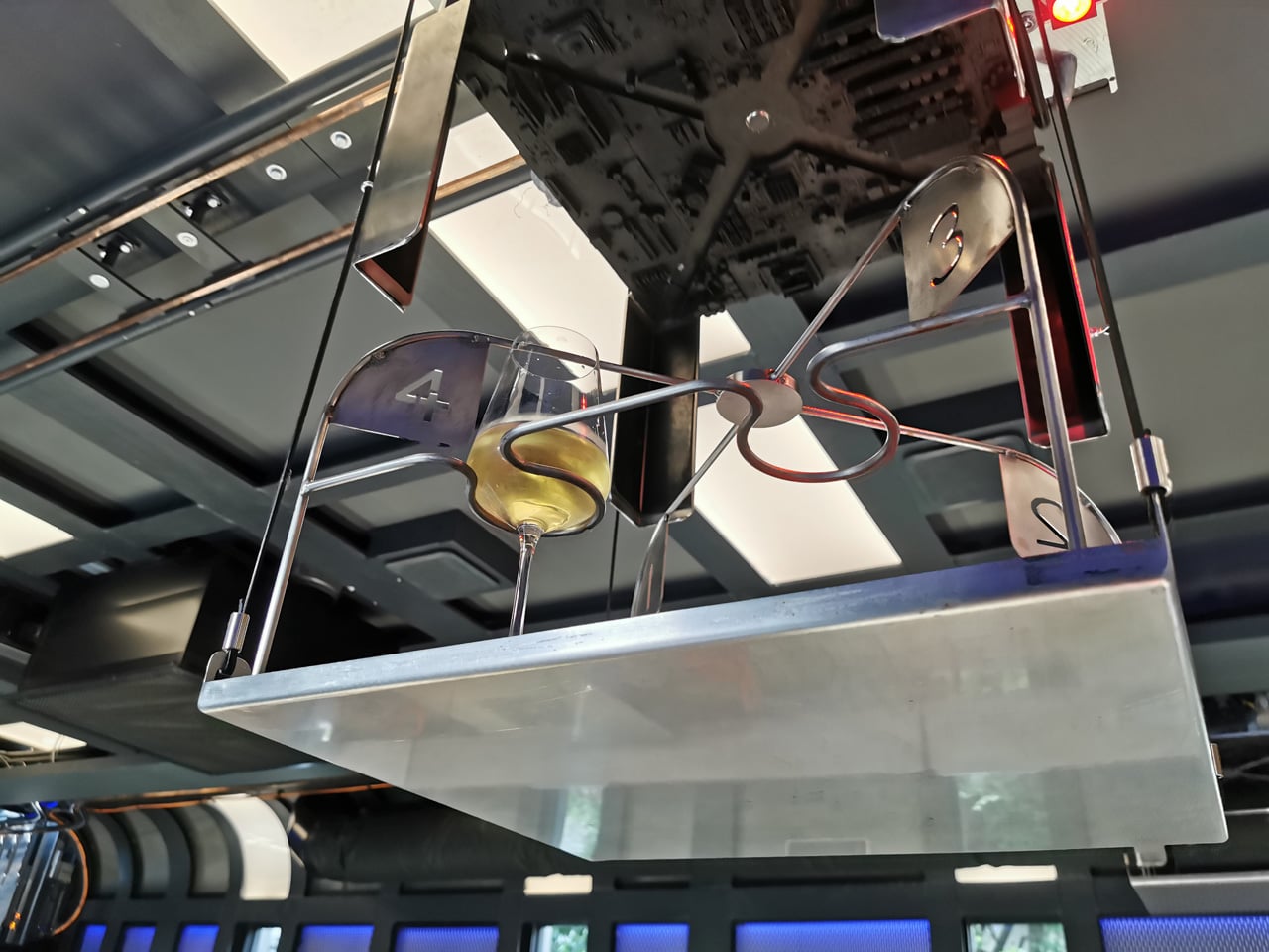 Cyberdog: robotická vinárna v Praze v Nových Butovicích