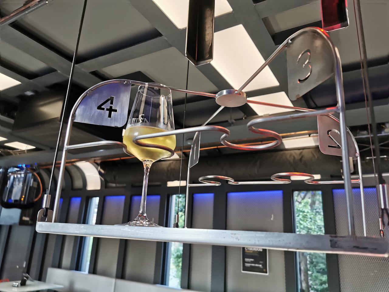 Cyberdog: robotická vinárna v Praze v Nových Butovicích