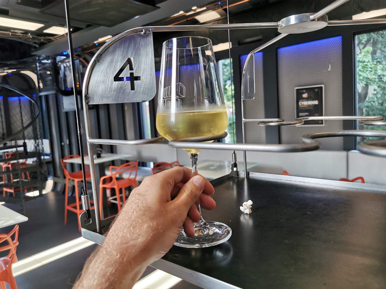 Cyberdog: robotická vinárna v Praze v Nových Butovicích