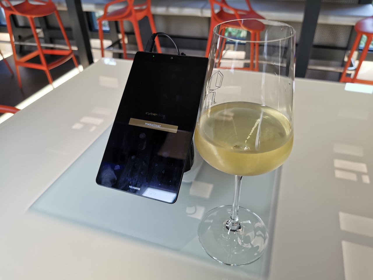 Cyberdog: robotická vinárna v Praze v Nových Butovicích