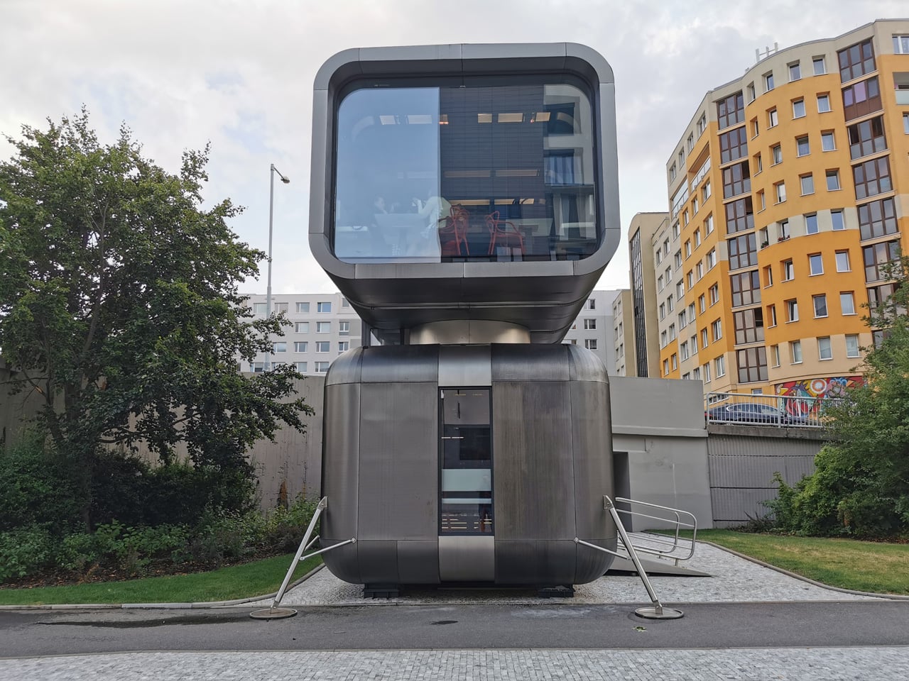 Cyberdog: robotická vinárna v Praze v Nových Butovicích