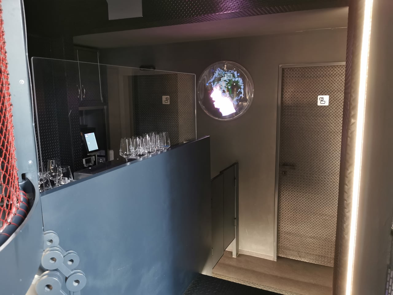 Cyberdog: robotická vinárna v Praze v Nových Butovicích