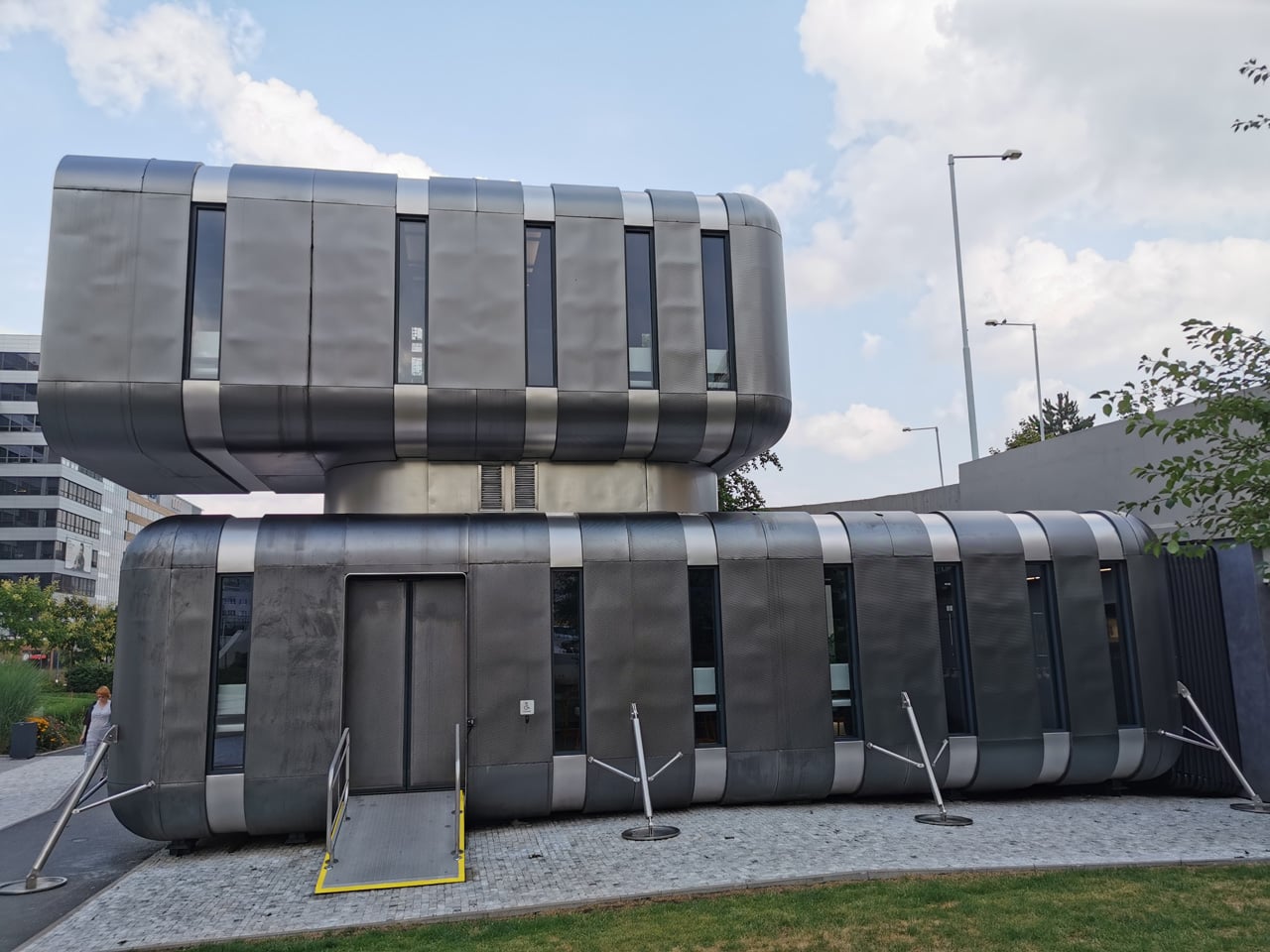 Cyberdog: robotická vinárna v Praze v Nových Butovicích