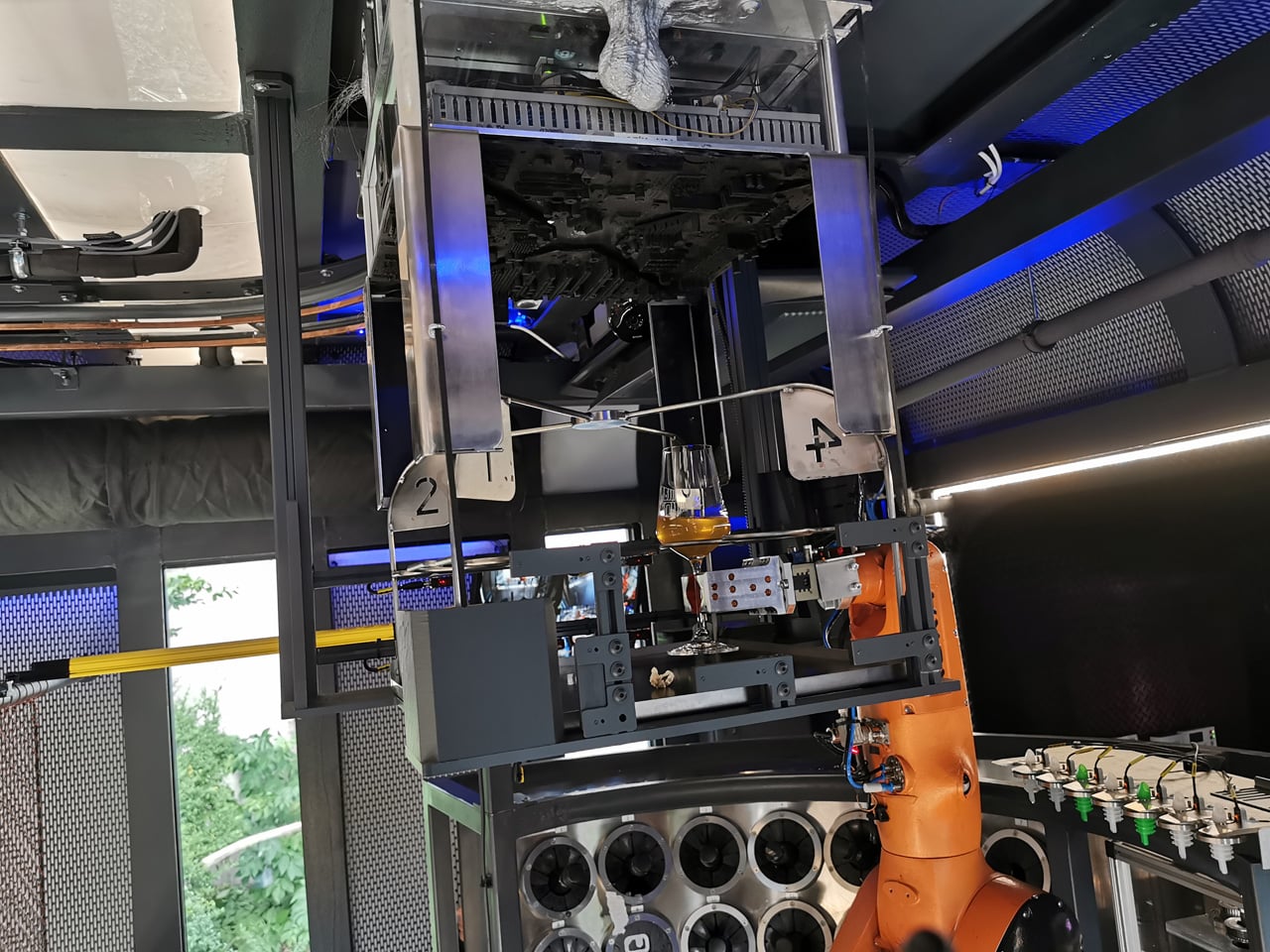 Cyberdog: robotická vinárna v Praze v Nových Butovicích