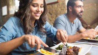 Žena a muž obědvají v restauraci