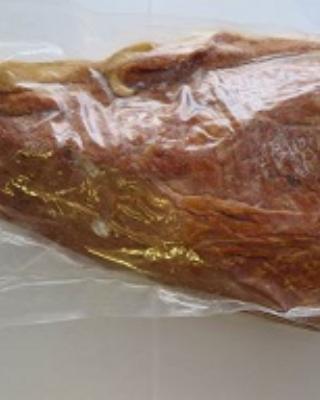 Moravské uzené maso. Kategorie: Nebezpečné potraviny. Nevyhovující parametr: plísně okem viditelné. Na povrchu potraviny se vyskytovala plíseň. Potravina neměla porušený obal. Při kontrole nebyly zjištěny nevyhovující teploty skladování tohoto výrobku. Výrobce: Zeman maso - uzeniny, a.s., Plzeň. Distributor: DC CHLAZENÉ FOT FAST OL + KL. Místo kontroly: AHOLD Czech Republic, a.s., Brno