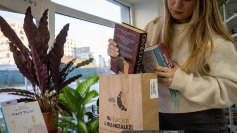 Náhledový obrázek - Osvědčený model míří z Česka do zahraničí. Knihobot s Rohlíkem spouští vracení knih přes kurýry v Německu a Rakousku