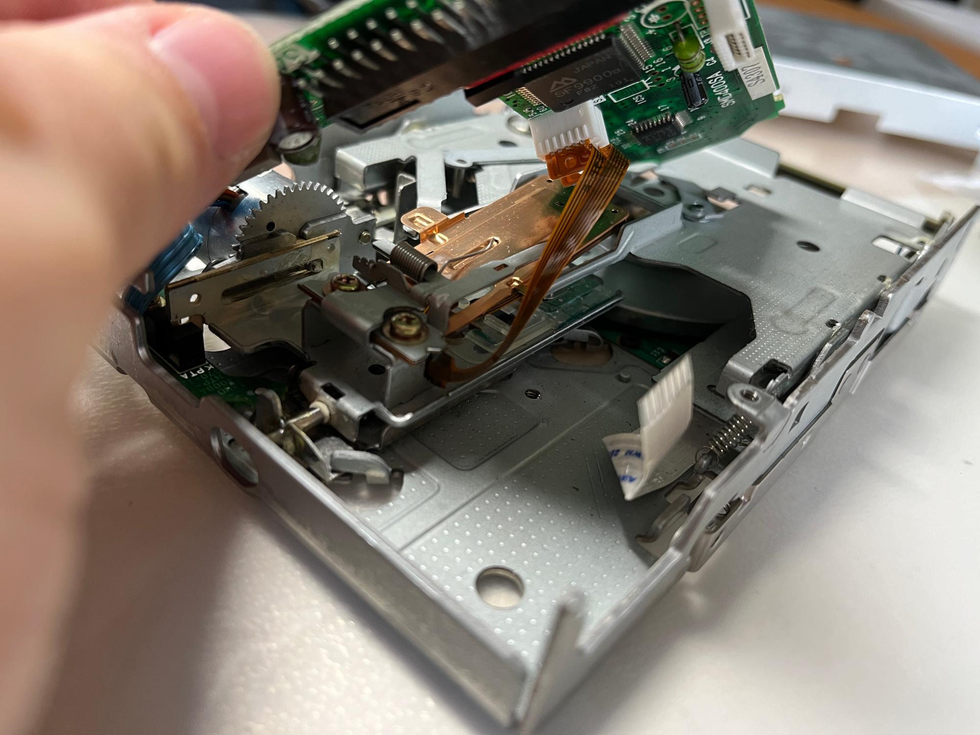 Oddělování jedné ze dvou řídících desek.