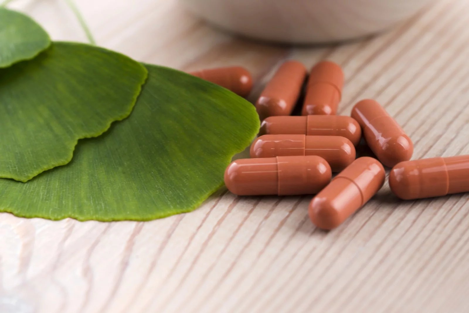 Jestli váháte, kolik extraktu z ginkgo biloby tělu denně dopřát, tak nejvíce se názory kloní k dávce v rozpětí mezi 120 a 160 mg. Toto množství si pak rozvrhněte do menších dávek. Vždy je však nejlepší řídit se pokyny na příbalových letácích.