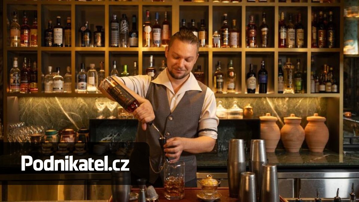 Před otevřením baru v Asii přišel lockdown. Místo drinků začal prodávat své znalosti