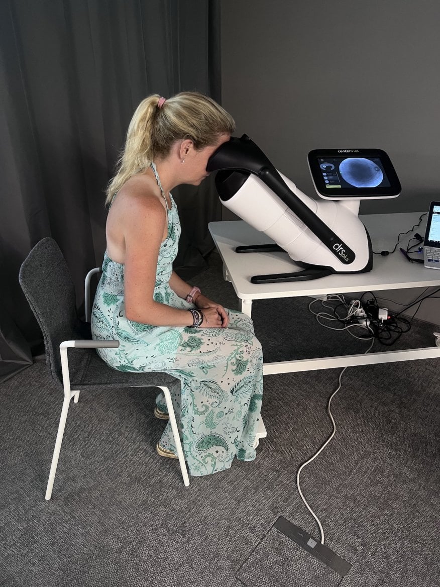 Vyšetření očního pozadí pomocí přístroje, který k vyhodnocení používá umělou inteligenci