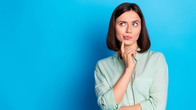 Zamyšlená mladá žena