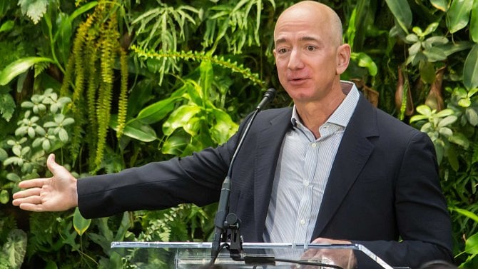 Delší než fotbalové hřiště. Jeff Bezos si objednal novou superjachtu, vyjde ho na půl miliardy dolarů