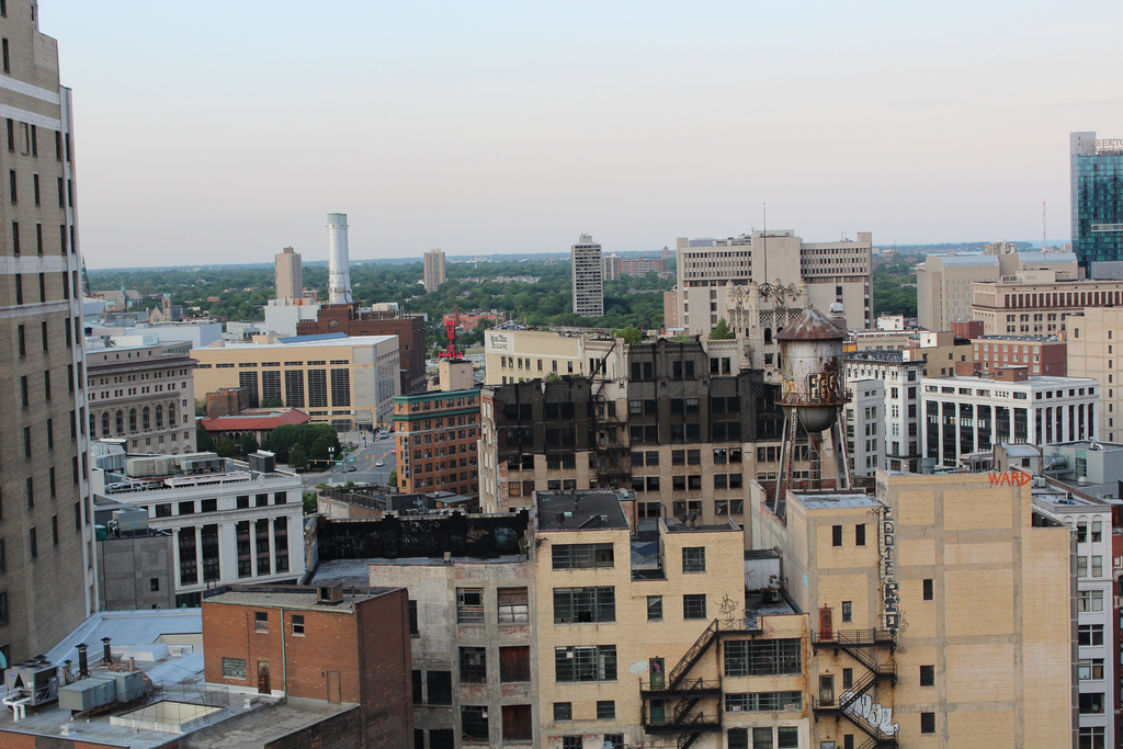 Detroit trápí vysoká nezaměstnanost, značná kriminalita a obrovské dluhy. Výsledkem je, že lidé z města emigrují a počet obyvatel prudce klesá.