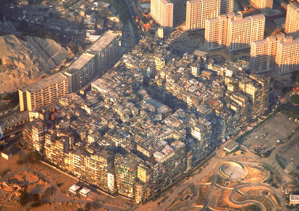 Kowloon Walled City bylo ghettem v Hong Kongu, které vyrostlo nelegálně. Úřady ho zbouraly.
