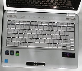 Klávesnice a odraz v lesklém LCD