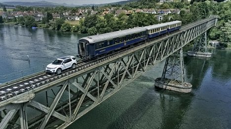 Náhledový obrázek - Video: Land Rover Discovery Sport táhne jako lokomotiva. Doslova