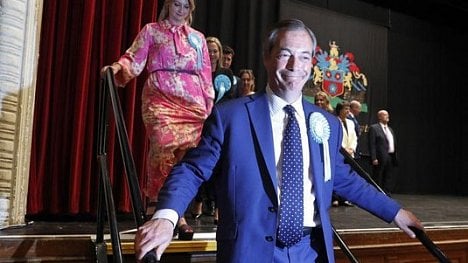 Náhledový obrázek - V Británii jasně vyhraje brexitář Farage, tradiční strany u voličů propadly