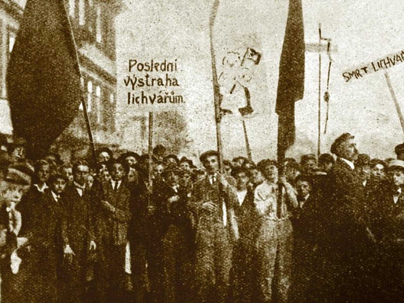  Poslední výstraha. V květnu 1919 hněv explodoval a Prahou táhly tisícihlavé zástupy protestující proti keťasům a lichvářům. Zubožení lidé nesli nad hlavou dle Národní politiky kromě transparentů 