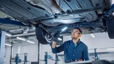 Opravy aut jsou rekordně drahé, na výlet do servisu je potřeba v průměru 18 tisíc. U nových vozů už motor není nejdražší položkou