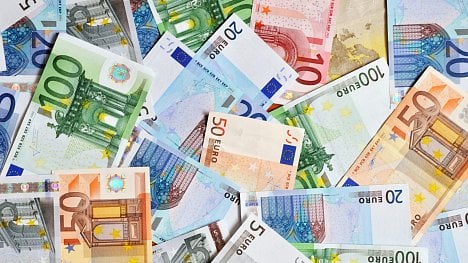 Pokud vám zbydou eura z dovolené, jedna banka je umožňuje vložit přes bankomat na účet