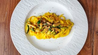 Cuketové špagety se syrečky - recept