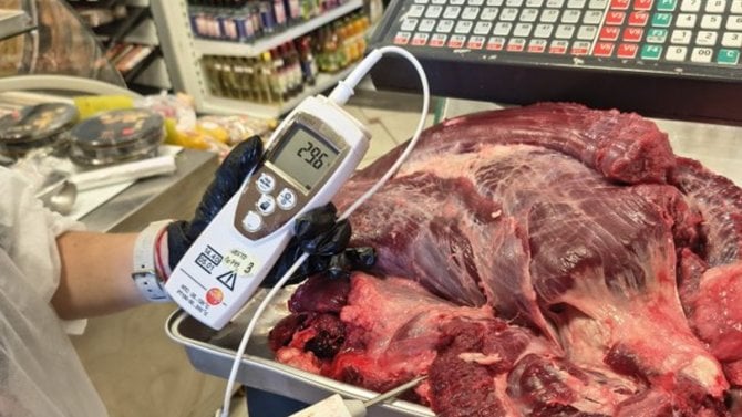 Skandál v Brně: V prodejně hnilo 200 kilo masa, část zřejmě z černých porážek
