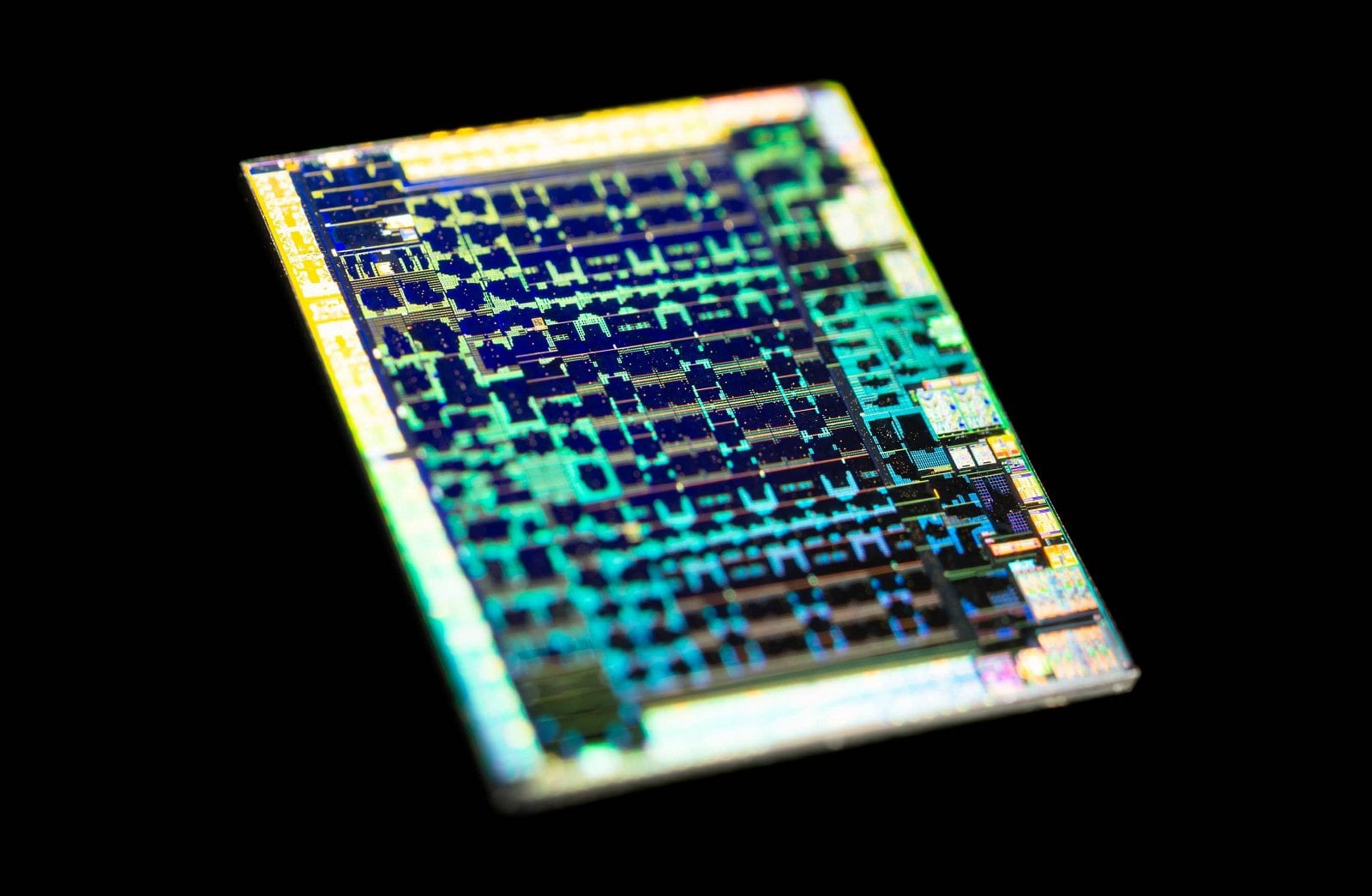 2020-02-7nm-GPU-Navi-14-z-AMD-Radeonu-RX-5500-XT-foto-Fritzchens